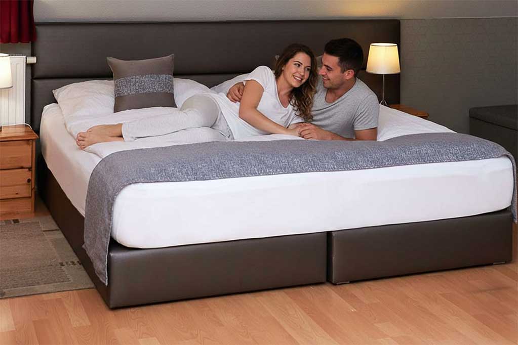 Privát terasz reggelihez megterítve