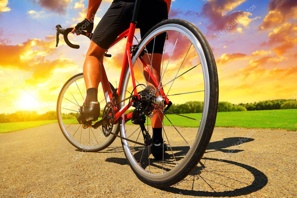 Kerékpárút zöld tájban Bük közelében