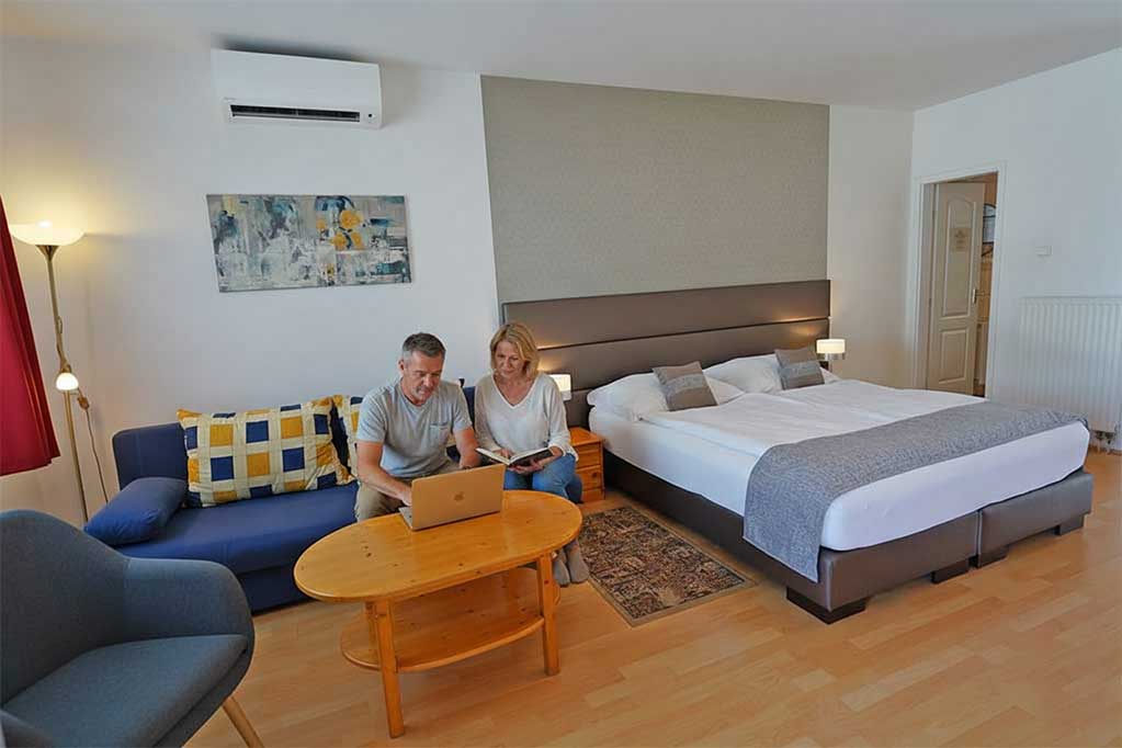 Csendes, fás utca a spa közelében